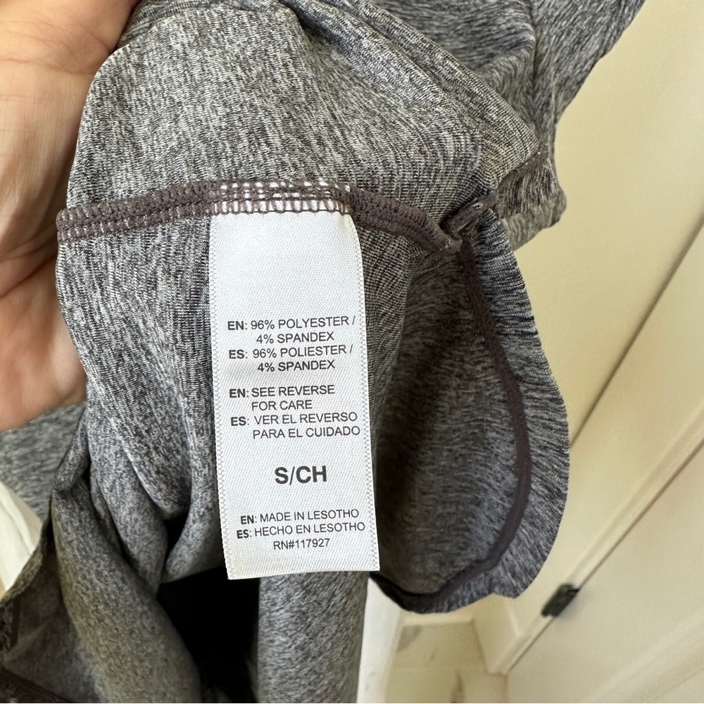Reebok Heathered Gray Athleisure Short Sleeve Top Size Small - Picture 7 of 8